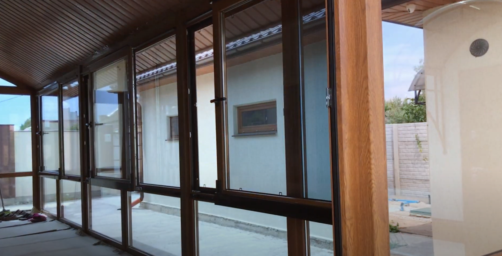Раздвижное остекление террасы под ключ