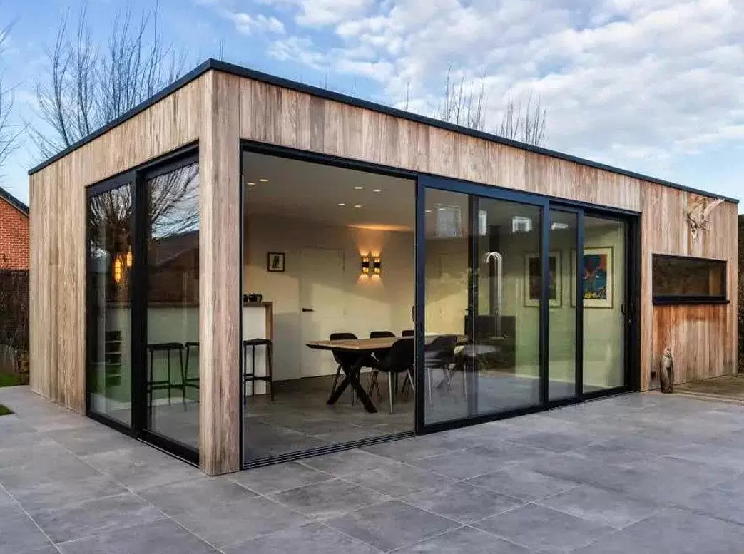 Установка безрамного остелкения беседки